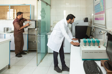 کارشناس آزمایشگاه در حال انجام آزمون و بررسی نمونه‌ها در بخش کنترل کیفیت.
