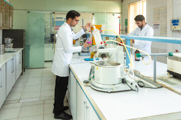 کارشناسان آزمایشگاه در حال انجام آزمون و بررسی نمونه‌ها در بخش کنترل کیفیت.