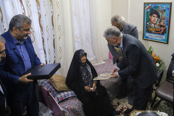 عبدالکریم حسین زاده و سید عباس صالحی در دیدار با خانواده شهید احمد گریوانی در بجنورد