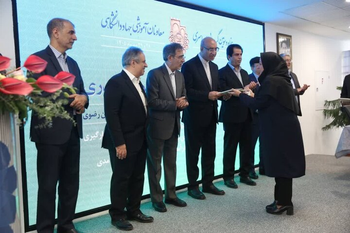 معاون آموزشی جهاد دانشگاهی کرمان رتبه برتر کشور را کسب کرد