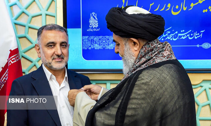 نشان خادمی افتخاری مسجد جمکران به رئیس فدراسیون ورزش‌های زورخانه‌ای اهدا شد