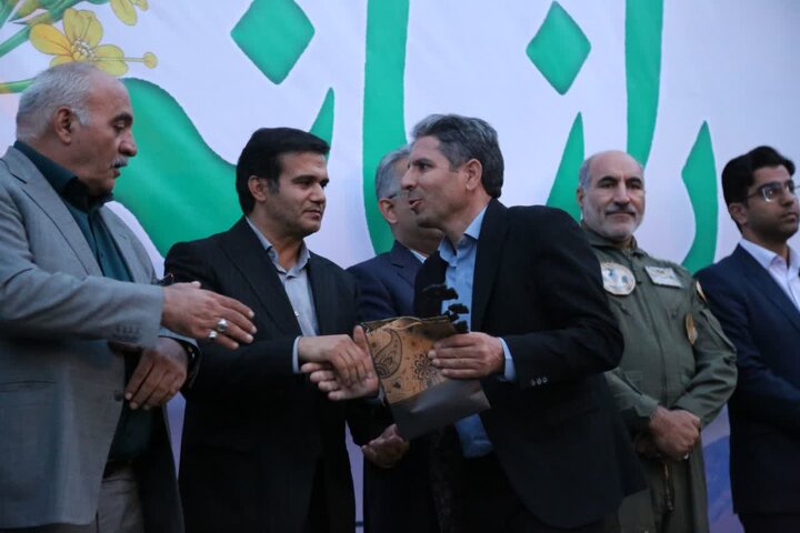 نخستین جشنواره ملی رازیانه رزن برگزار شد