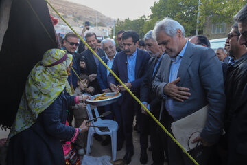 بازدید وزیر فرهنگ و ارشاد اسلامی و معاون رئیس جمهور از بازارچه صنایع دستی و محصولات محلی روستایی ارکان - خراسان شمالی