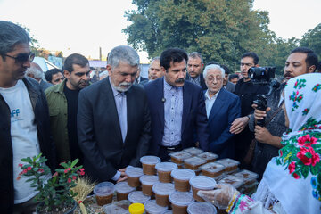 بازدید وزیر فرهنگ و ارشاد اسلامی و معاون رئیس جمهور از بازارچه صنایع دستی و محصولات محلی روستایی ارکان - خراسان شمالی