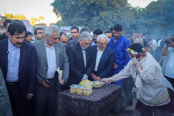 بازدید وزیر فرهنگ و ارشاد اسلامی و معاون رئیس جمهور از بازارچه صنایع دستی و محصولات محلی روستایی ارکان - خراسان شمالی