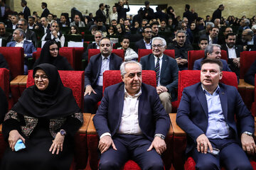 فرزانه انصاری رئیس سازمان ملی استاندارد و معاون رییس جمهور،بهرام سرمست استاندار آذربایجان شرقی، شهرام کاشانی مدیرکل استاندارد آذربایجان شرقی در آیین نکوداشت روز جهانی استاندارد و تجلیل از واحدهای نمونه استان آذربایجان شرقی