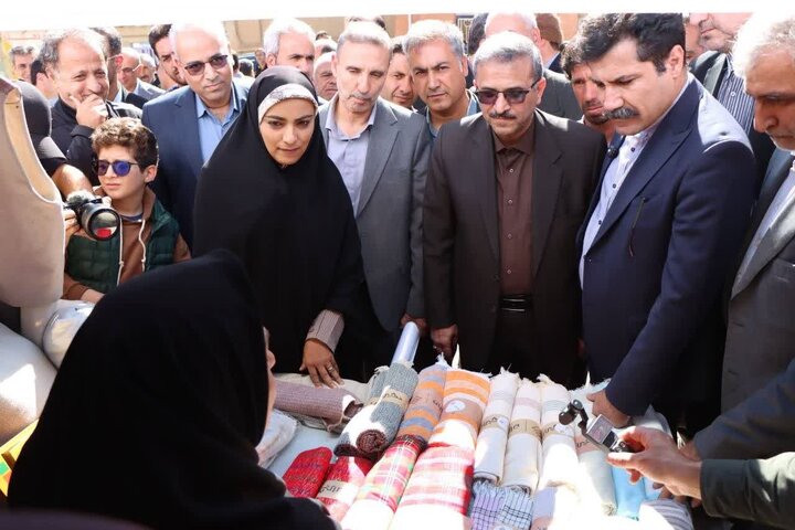 بازدید معاون رئیس‌ جمهور از دهکده نساجی سنتی رویین در خراسان شمالی