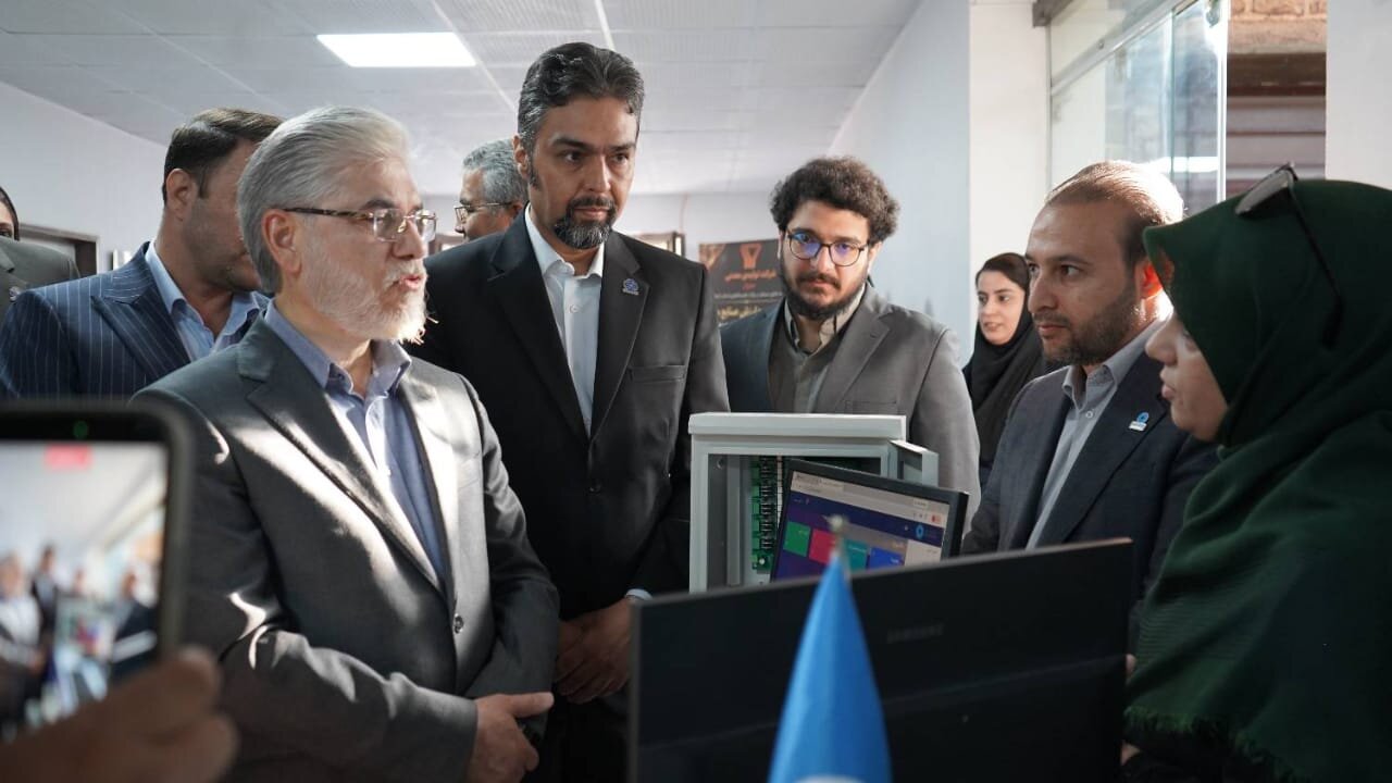 بازدید وزیر علوم از شرکت‌های فناور پارک علم و فناوری استان کرمان