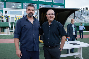 محمد ربیعی سرمربی تیم فوتبال ذوب‌آهن و پیروز قربانی سرمربی تیم فوتبال آلومینیوم اراک