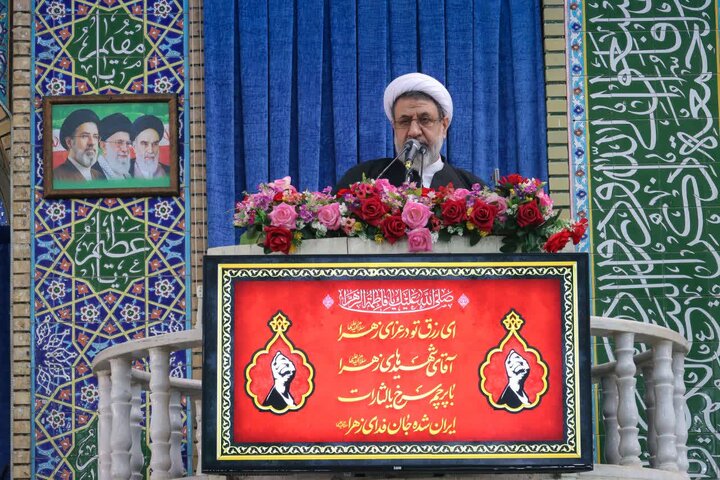 امام جمعه کرمان: جریانی که وحدت مردم را مخدوش کند، در پازل دشمن بازی می‌کند