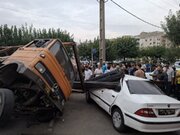 سقوط بار میلگرد روی دو خودرو در کرج/آتش‌سوزی تریلی حامل میلگرد