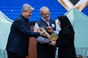 تقدیر از برگزیدگان توسط مسعود پزشکیان، رئيس جمهور، غلامرضا تاج‌گردون، نماینده مجلس در حاشیه آیین آغاز سرشماری نفوس و مسکن