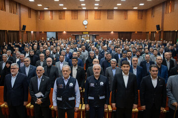 محمد احمدی، مدیر عامل شرکت پست، سید ستار هاشمی، وزیر ارتباطات، حمید پورمحمدی، رئیس سازمان برنامه و بودجه و مسعود پزشکیان، رئيس جمهور در  آیین آغاز سرشماری نفوس و مسکن  در  آیین آغاز سرشماری نفوس و مسکن