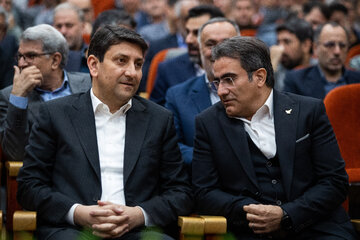 محمد احمدی، مدیر عامل شرکت پست و سید ستار هاشمی، وزیر ارتباطات در  آیین آغاز سرشماری نفوس و مسکن