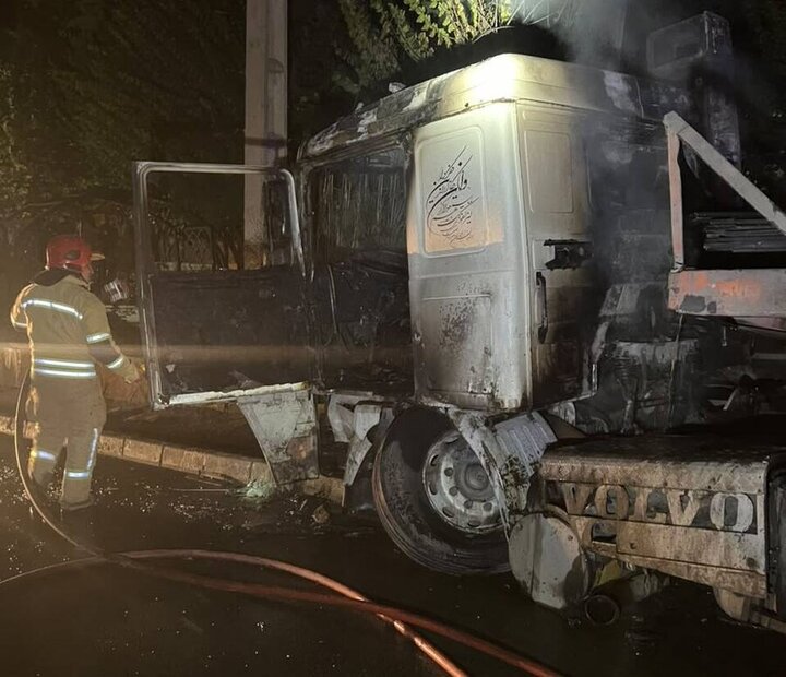 سقوط بار میلگرد روی دو خودرو در کرج