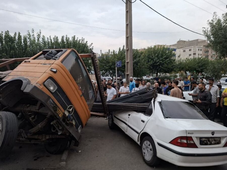 سقوط بار میلگرد روی دو خودرو در کرج/آتش‌سوزی تریلی حامل میلگرد