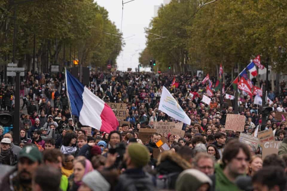 هزاران فرانسوی در میان جو شدید امنیتی به خیابان آمدند