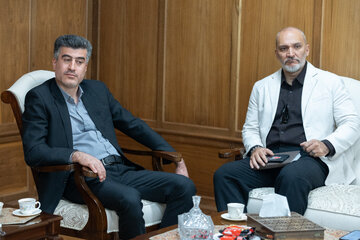 از راست مهران ثنایی مدیر اداره استان‌های خبرگزاری ایسنا و علی‌عباس رئیس محمدی رییس جهاد دانشگاهی استان مرکزی