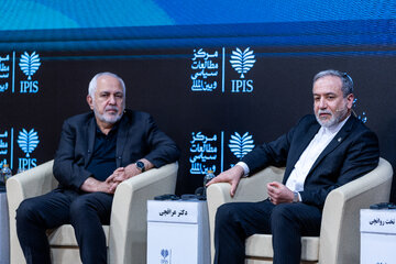 سید عباس عراقچی، وزیر امور خارجه و محمدجواد ظریف در نشست تخصصی «نقش شهید خرازی در اجماع‌سازی سیاست خارجی»