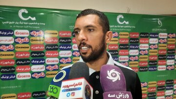 بازیکن فجرسپاسی: با وجود ۱۰ نفره شدن، خوشحالیم که با امتیاز از زمین خارج شدیم