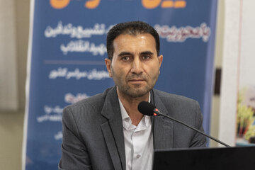 احمدرضا فیروزی، معاون فرهنگی جهاددانشگاهی البرز در آیین تجلیل از برگزیدگان دومین و سومین دوره پویش ملی «آیین ققنوس»