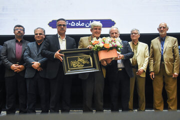 تقدیر از پدر شهید شایان امجد تبریزی از شهدای جنگ رمضان در مراسم تکریم و معارفه رئیس دانشگاه سمنان