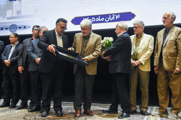 تقدیر از پدر شهید شایان امجد تبریزی از شهدای جنگ رمضان در مراسم تکریم و معارفه رئیس دانشگاه سمنان