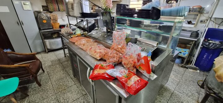 کشف اقلام غذایی در دو رستوران و فست‌فود همدان/ امحای بخشی از کشفیات