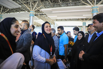 بتول خلیل‌زاده نماینده ایران در تیم ملی والیبال نشسته زنان در آیین استقبال از مدال‌آوران کرمانی بازی‌های پاراآسیایی ناگویا - کرمان