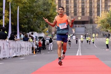 طلای شهاب نوبخت در نیمه‌ماراتن بین‌المللی ارمنستان؛ درخشش دونده ساروی در ۵۵ تا ۶۰ سالگی
