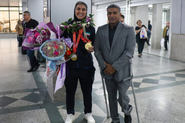 دکتر فاطمه صمدی، دندان‌پزشک مینابی و قهرمان وزنه‌برداری،نماینده ایران در دسته وزنی ۶۹ کیلوگرم، در مسابقات جهانی مسترز وزنه‌برداری که به مدت ۶ روز با حضور ورزشکاران پیشکسوت از کشورهای مختلف در کشور پاکستان برگزار شد، با کسب مقام قهرمانی در مسابقات جهانی مسترز و همچنین کسب مقام نخست در مسابقات پیشکسوتان آسیا، موفق به دریافت دو مدال طلا شد.