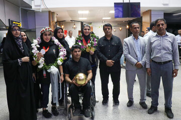 استقبال باشکوه از فرزانه حیدری و فاطمه صمدی، دو بانوی مدال‌آور هرمزگانی - بندرعباس