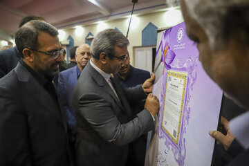امضای غلامحسین مظفری، استاندار خراسان رضوی بر روی گواهینامه ثبت رویداد در سومین جشنواره روز ملی زعفران
