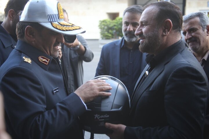 کلاه ایمنی پلیس بر سر دادستان تهران 