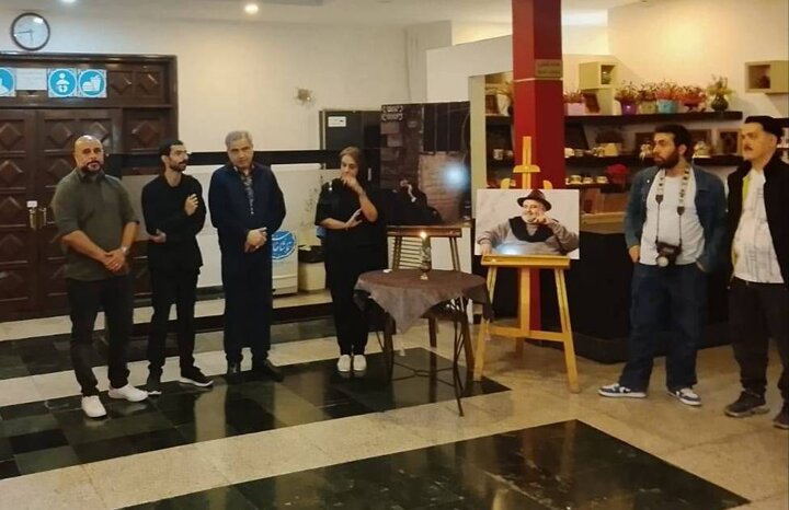 شمع یادبود اکبر عبدی توسط المیرا عبدی افروخته شد