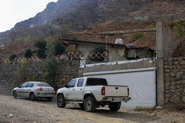 پاسگاه محیط‌بانی کن و سولقان در حاشیه جاده کوهستانی و پس از روستای سولقان قرار دارد. این پاسگاه محل کار، استراحت و زندگی محیط‌بانانی است که در دوره‌های چندروزه و گاه طولانی، دور از خانواده در منطقه حضور دارند و مأموریت‌های گشت‌زنی و حفاظت از ارتفاعات اطراف را از این محل آغاز می‌کنند.