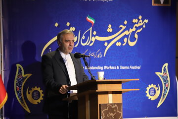 احمد کرمی، دبیر کل جامعه اسلامی کشور در سی‌وهفتمین جشنواره امتنان از کارگران نخبه و گروه‌های کار نمونه استان آذربایجان شرقی