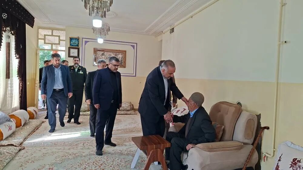 دیدار رئیس سازمان زندان‌ها با خانواده شهیده مدرسه شجره طیبه میناب در کهگیلویه و بویراحمد