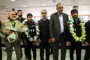 از راست علی احمدی وفا، سید محسن موسوی زاده نماینده شهرستان اهواز در مجلس، فرشاد ابراهیم پور نورآبادی نماینده شهرستان ایذه در مجلس، پیام احمدی و محمدرضا موالی زاده استاندار خوزستان