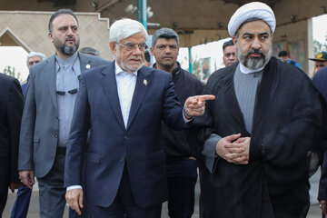 محمدرضا عارف در کنار حجت‌الاسلام محمد صدوقی تنها یادگار سومین شهید محراب