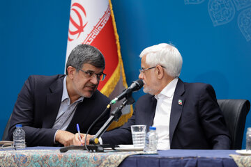 محمد رضا بابایی استاندار یزد شورای برنامه‌ریزی و توسعه استان به ریاست محمد رضا عارف معاون اول رئیس جمهور 
 