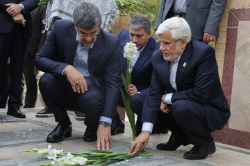 ادای احترام معاون اول رئیس‌جمهور به مقام شامخ شهدا در گلزار شهدای خلدبرین