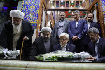 ادای احترام معاون اول رئیس‌جمهور به‌همراه محمدرضا بابایی استاندار یزد به تربت پاک سومین شهید محراب
