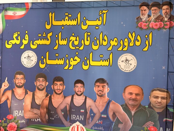 استقبال باشکوه از مدال‌آوران جهانی کشتی خوزستان در اهواز/ اشک‌های خواهر احمدی‌وفا