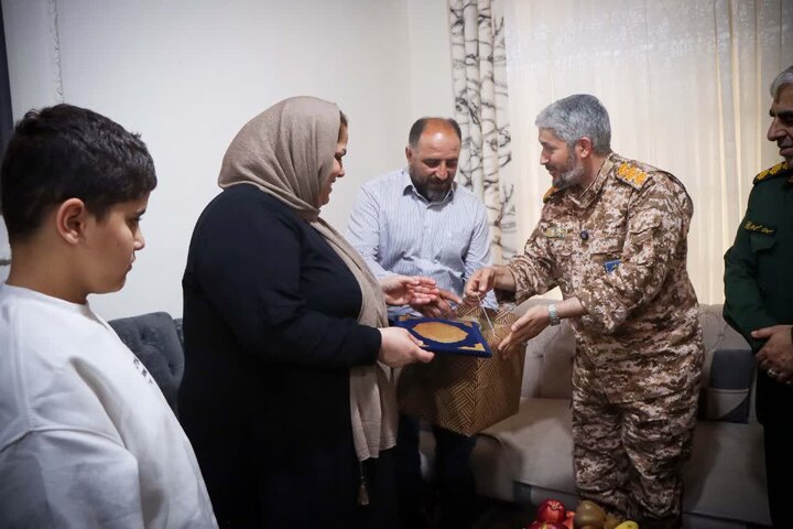 ادای احترام مسئولان سپاه کربلا و هیئت کشتی بسیج به مادران قهرمانان جهان در آمل