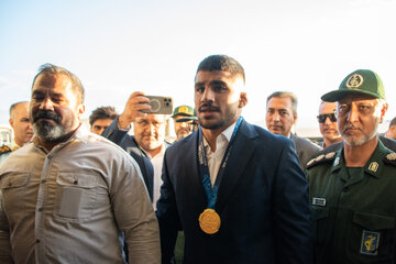غلامرضا فرخی، قهرمان کشتی فرنگی جهان در بدو ورود به شیراز