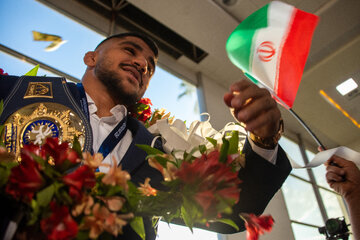 غلامرضا فرخی، قهرمان کشتی فرنگی جهان در بدو ورود به شیراز