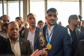 غلامرضا فرخی، قهرمان کشتی فرنگی جهان در بدو ورود به شیراز
