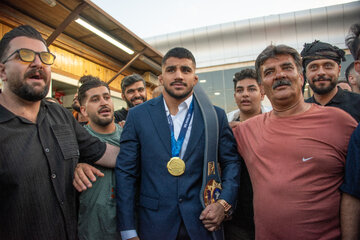 غلامرضا فرخی، قهرمان کشتی فرنگی جهان در بدو ورود به شیراز