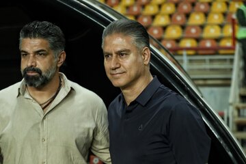 از سمت راست حمید مطهری سرمربی تیم فولاد خوزستان و پیروز قربانی سرمربی تیم آلومینیوم اراک